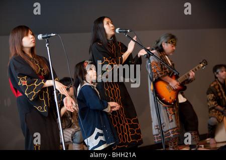 Musik-Performance von "Ainu-Kunstprojekt" in Sapporo Pirka Kotan (Sapporo Ainu Kultur Promotion Centre), Sapporo, Hokkaido. Stockfoto