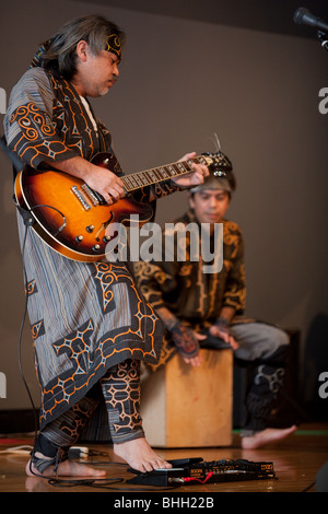 Musik-Performance von "Ainu-Kunstprojekt" in Sapporo Pirka Kotan (Sapporo Ainu Kultur Promotion Centre), Sapporo, Hokkaido. Stockfoto