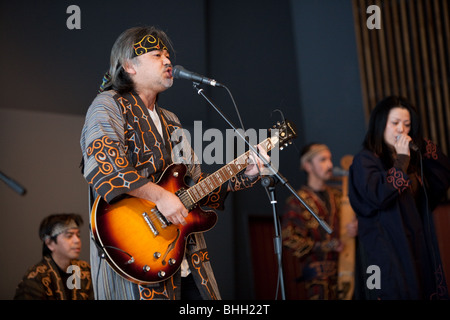 Musik-Performance von "Ainu-Kunstprojekt" in Sapporo Pirka Kotan (Sapporo Ainu Kultur Promotion Centre), Sapporo, Hokkaido. Stockfoto