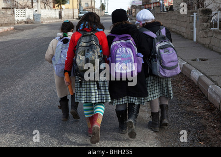 Gruppe von Mädchen auf dem Weg zur Schule, Ortahisar, Kappadokien, Anatolien, Türkei, Eurasien, Asien. Stockfoto