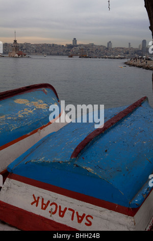 Türkei, Istanbul, vertäut Angelboote/Fischerboote auf dem Bosporus-Fluss bei Sonnenuntergang, asiatischen Küste bei Sonnenuntergang. Istanbul, Türkei, Europa. Stockfoto