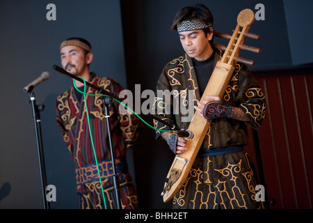 Musik-Performance von "Ainu-Kunstprojekt" in Sapporo Pirka Kotan (Sapporo Ainu Kultur Promotion Centre), Sapporo, Hokkaido. Stockfoto