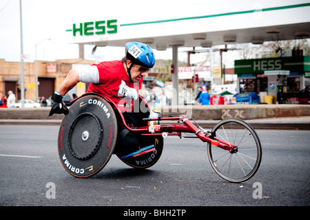 Weibliche Konkurrenz reitet ein Liegerad in der ING New York City Marathon 2009 Stockfoto