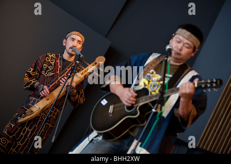 Musik-Performance von "Ainu-Kunstprojekt" in Sapporo Pirka Kotan (Sapporo Ainu Kultur Promotion Centre), Sapporo, Hokkaido. Stockfoto