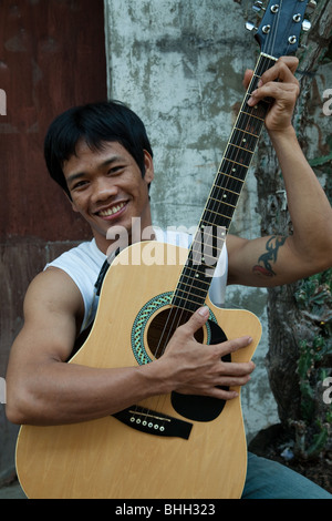 Philippinischen Mann mit Gitarre Stockfoto