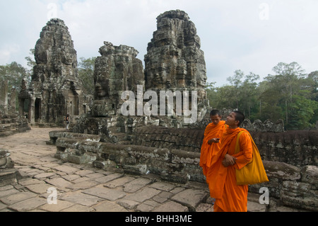 Mönche im Bayon Tempel von Angkor Wat in Kambodscha Stockfoto