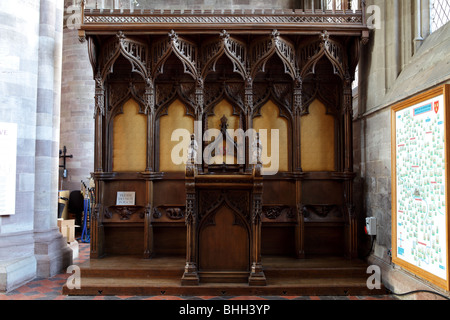 Chor-Ständen mit misericords, am westlichen Ende der nördlichen Seitenschiff neben dem Kirchenschiff in Hereford Cathedral, England. Stockfoto