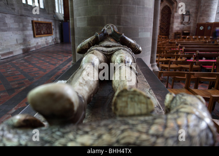 Grab Bildnis von Sir Richard Pembridge Knight des Hosenbandordens unter Edward III, gelegen zwischen Mittelschiff und südlichen Seitenschiff. Stockfoto