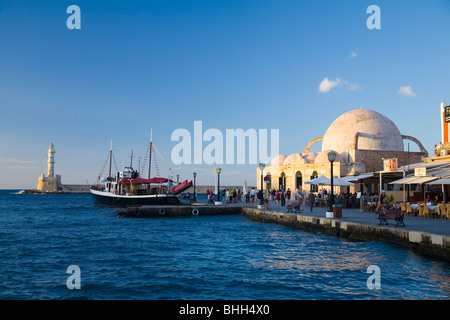 Der venezianische Hafen und Meer in Chania, einschließlich der Moschee der Janitscharen. Kreta, Griechenland. Stockfoto
