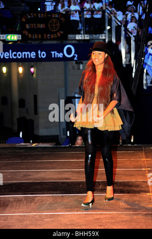 Singer-Songwriter "VV Brown" auf der Bühne Young Voices-Konzert-Tournee in London O2, Dezember 2009. Stockfoto