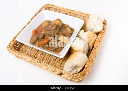 Rindfleisch-Eintopf oder Gulasch mit knusprigem Weißbrot. Stockfoto