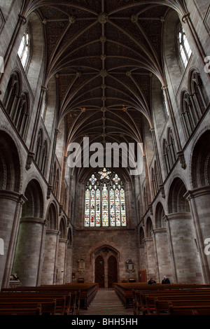 Das große Kirchenschiff in Hereford Cathedral, mutige, starke Funktionen schmücken diese wunderbare Ansicht der englischen Architektur. Stockfoto