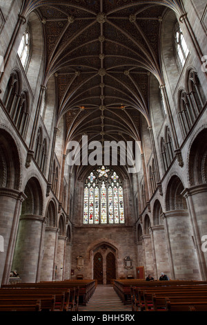 Die gewölbte Decke/Dach in Hereford Kathedrale schaut auf das Kirchenschiff, der Westen Tür- und auch anwesend. Stockfoto