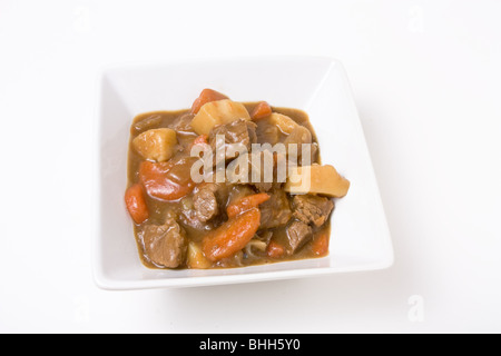 Rindfleisch-Eintopf oder Gulasch in weiße Schüssel auf weißen Hintergrund isoliert. Stockfoto