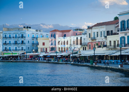 Cania Hafen durch die Weißen Berge, Kreta, Griechenland gesichert. Stockfoto