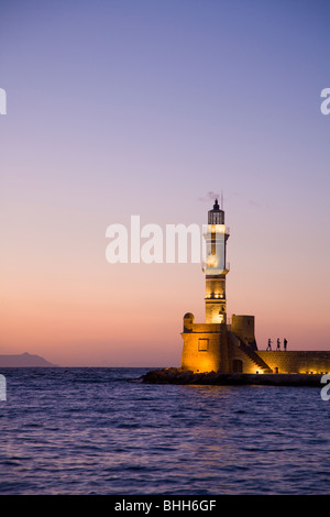 Der venezianische Leuchtturm am Eingang zum Hafen von Chania in der Abenddämmerung, Kreta, Griechenland. Stockfoto