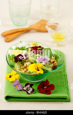 Salat mit Blumen. Rezept zur Verfügung. Stockfoto