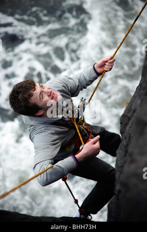 Erlernen der Seile: Aberystwyth University Student Abseilen auf dem Deich, Ausbildung zum Klettern, Wales UK Stockfoto