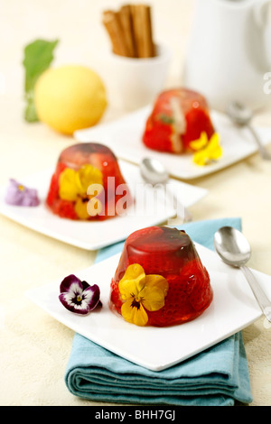 Wackelpudding mit Blumen und Erdbeeren. Schritt für Schritt. PA 478 Y-PA 47 BJ-PA 47 C1-PA47 CJ Stockfoto