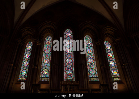 Ein Denkmal für Dean Merewether und durch Cottingham, feine Spitzbogenfenster in der Marienkapelle in Hereford Cathedral gefüllt. Stockfoto