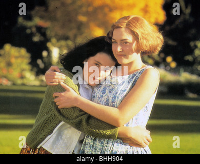 HEAVENLY CREATURES - 1994 Buena Vista Film mit Kate Winslet auf der rechten Seite und Melanie Lynskey Stockfoto