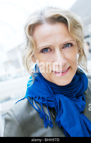 Reife Frau mit einem blauen Schal, Brasilien. Stockfoto