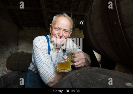 Apfelwein-Hersteller Frank Naish, im Alter von 85, in seiner Scheune Apfelwein. In der Nähe von Glastonbury, Somerset, England. Stockfoto