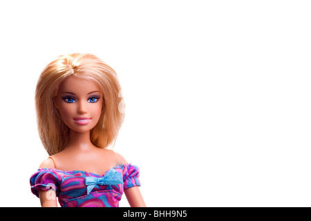 Sitzende Barbie-Puppe-Porträt mit blonden Haaren & blaue Augen Stockfoto