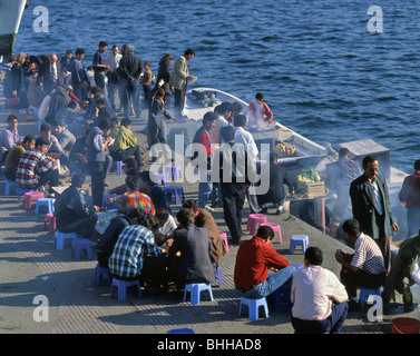 Fisch und Brot Verkäufer Eminonu Istanbul Türkei Stockfoto