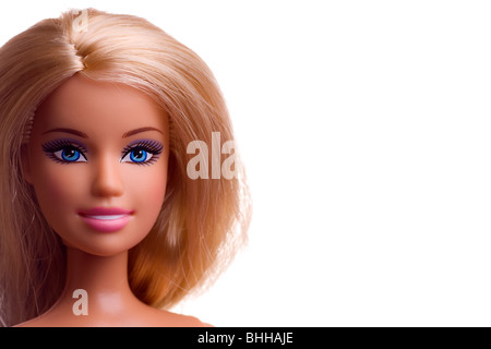 Nahaufnahme von einer Barbie Puppe Gesicht mit blonden Haaren & blaue Augen Stockfoto