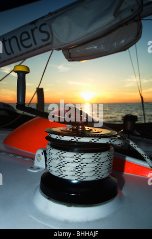 Eine Seilwinde auf einem Segelboot, Schweden. Stockfoto