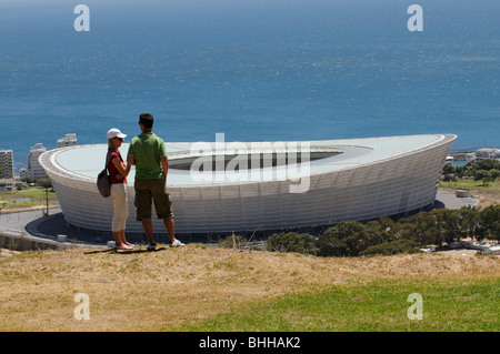 Touristen mit Blick auf das Green Point Stadion in Kapstadt gebaut für die WM 2010 gesehen vom Signal Hill Stockfoto