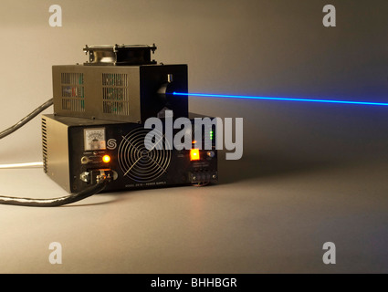 ArgonIonenLaserStrahl durch einen Strahlteiler Stockfoto, Bild