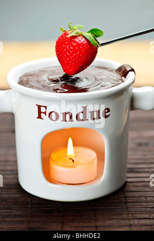 Erdbeere, eingetaucht in köstlichen geschmolzene Schokolade-fondue Stockfoto