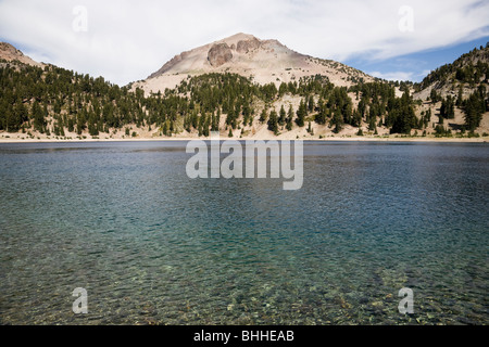 Lake Helen und Lassen Peak, Lassen Volcanic Nationalpark in Kalifornien, USA Stockfoto