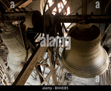 Antike Glocke in der reformierten Kirche in der Stadt Sibiu, Rumänien Stockfoto