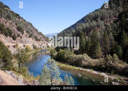 Fluss-Trog Trinity National Forest (entlang Hwy 299) in Kalifornien, USA Stockfoto