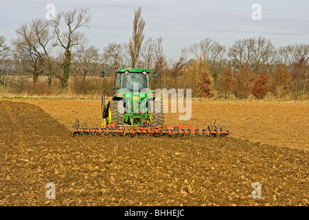 Landwirtschaft in Lincolnshire - John Deer Track Traktor ziehen Boden Grubber Stockfoto