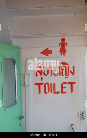 Damen-WC in Thai und Englisch auf Fähre Donsak geschrieben von Koh Phangan Stockfoto