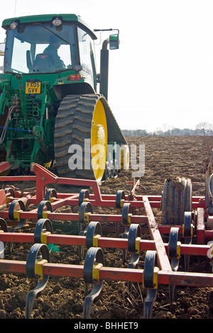 Landwirtschaft in Lincolnshire - John Deer Track Traktor ziehen Boden Grubber Stockfoto