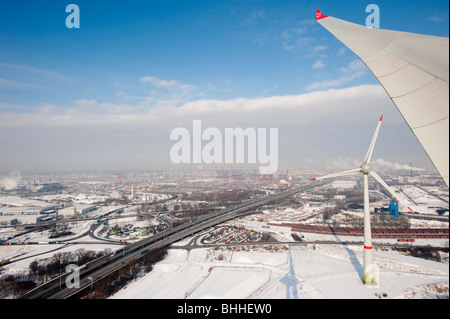 Deutschland Hamburg - Windkraftanlage Enercon e-126 mit 6 MW im Hafen und Blick auf Hamburg City Stockfoto