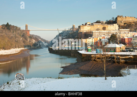 Verschneite Aussicht im Winter von Clifton, Bristol, mit Hängebrücke Stockfoto