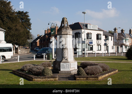 Dorf-Denkmal auf dem Dorfplatz am Datchet Stockfoto