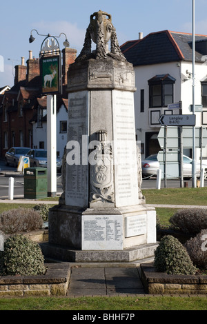 Dorf-Denkmal auf dem Dorfplatz am Datchet Stockfoto