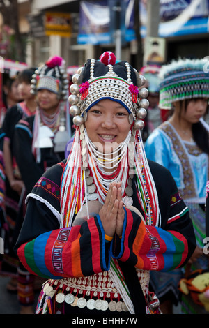 Bunte weibliche handgewobe Kleidung & traditionelle Stammeskostüme Kopfschmuck der Akha Hill Tribe Frau in Nord-Thailand. Padaung, Asien Stockfoto