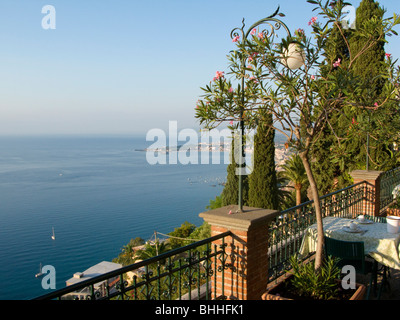 Blick über die Bucht von Terrasse Villa Schuler, Taormina, Sizilien, Italien. Stockfoto