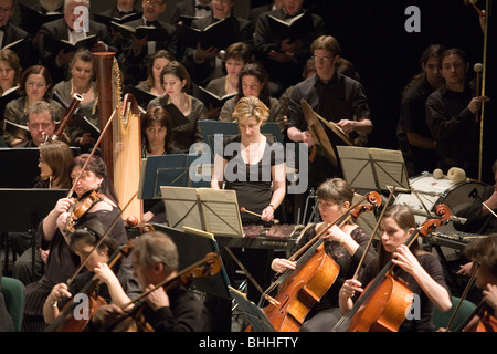 BUDAPEST - 30.Januar: Duna Symphonic Orchestra und The National Chor führt auf der Bühne am Thalia Theater Stockfoto