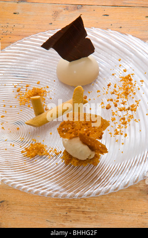 Gesalzene Erdnuss Panna Cotta, Karamell-Parfait und brauner Butter Eis Restaurant The Felin Fach Griffin, in der Nähe von Brecon Wales UK Stockfoto