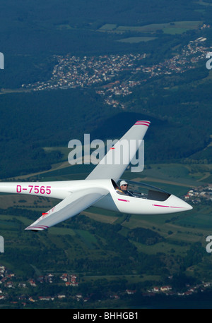 Einsitziges Segelflugzeug Asw 19 b im Flug über Saarland Landschaft - Deutschland Stockfoto