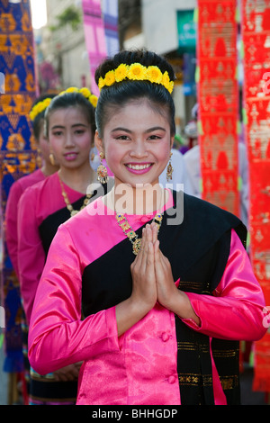 Wai buddhist Gruß, Respekt, Kultur Thai kulturelle weibliche asiatische Frau Tänzerin, Porträt, traditionell, Blumenkunst, verklemmte Hand Geste Thailand. Stockfoto